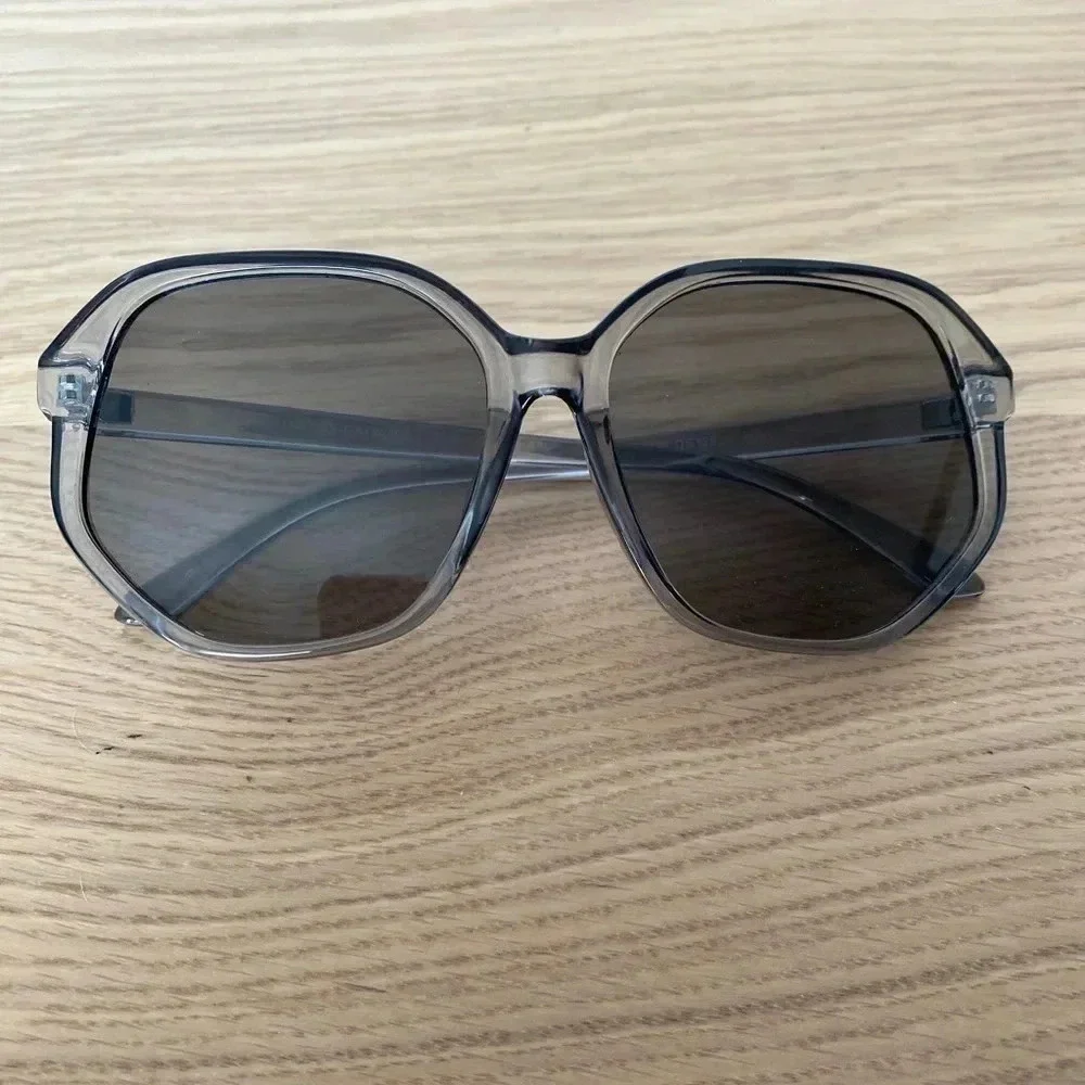 🆕Fashion Plastic Grey Sunglasses🆕